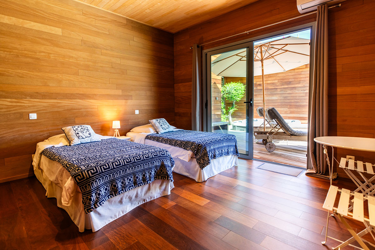 Chambre avec accès piscine