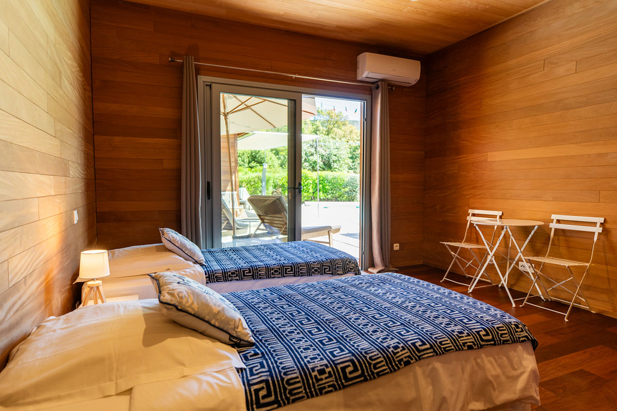 Chambre avec vue sur la piscine