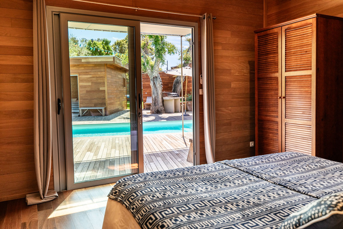 Chambre avec vue sur la piscine