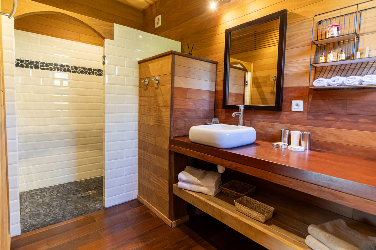 salle de bain de la villa du haut à Porto-Vecchio