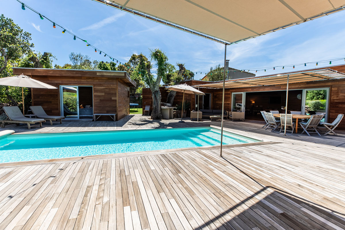 Piscine et terrasse de villa du haut