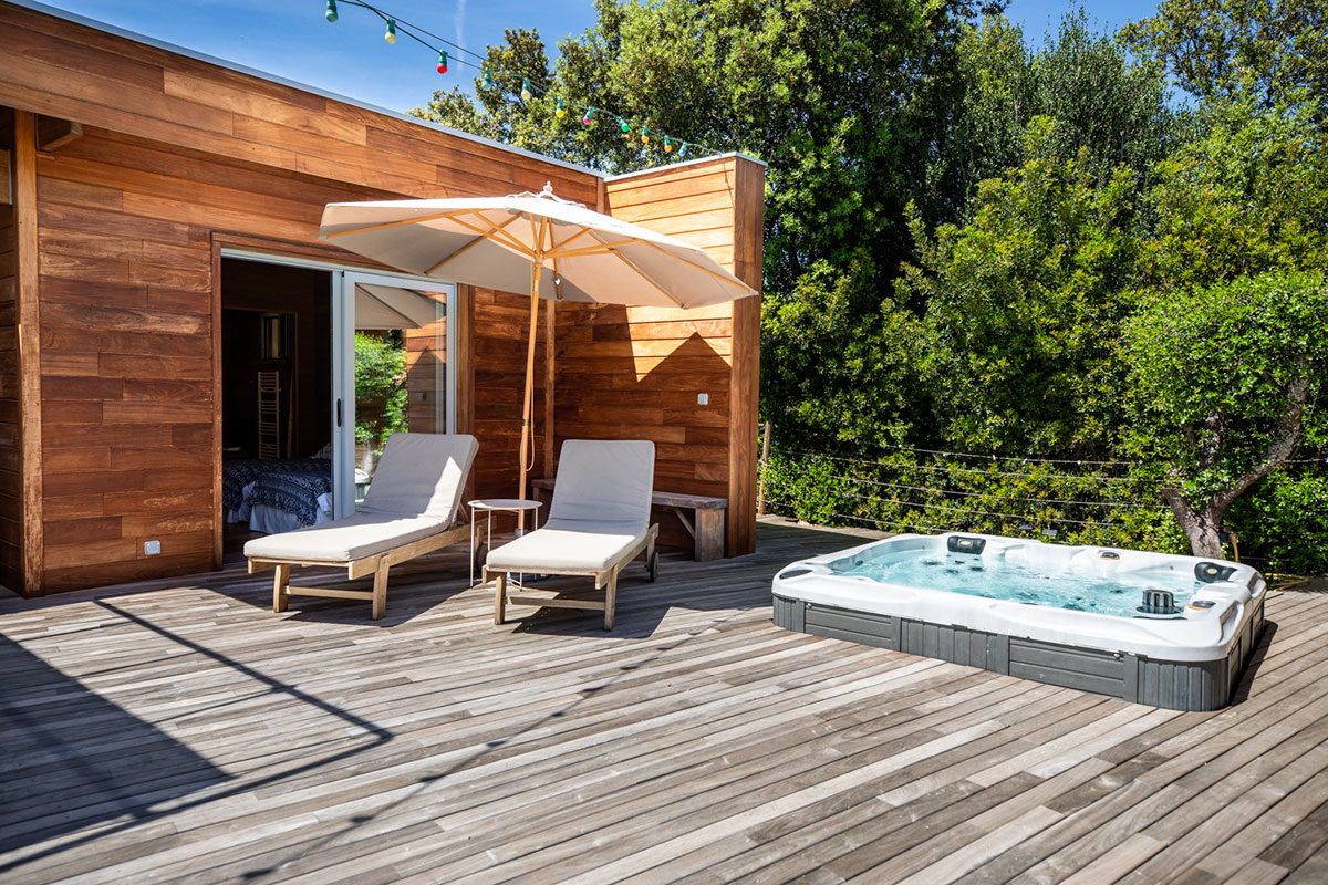 Jacuzzi de la villa à Porto-Vecchio