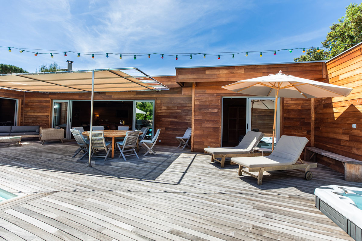 Terrasse et jacuzzi de la villa et piscine à Palombaggia
