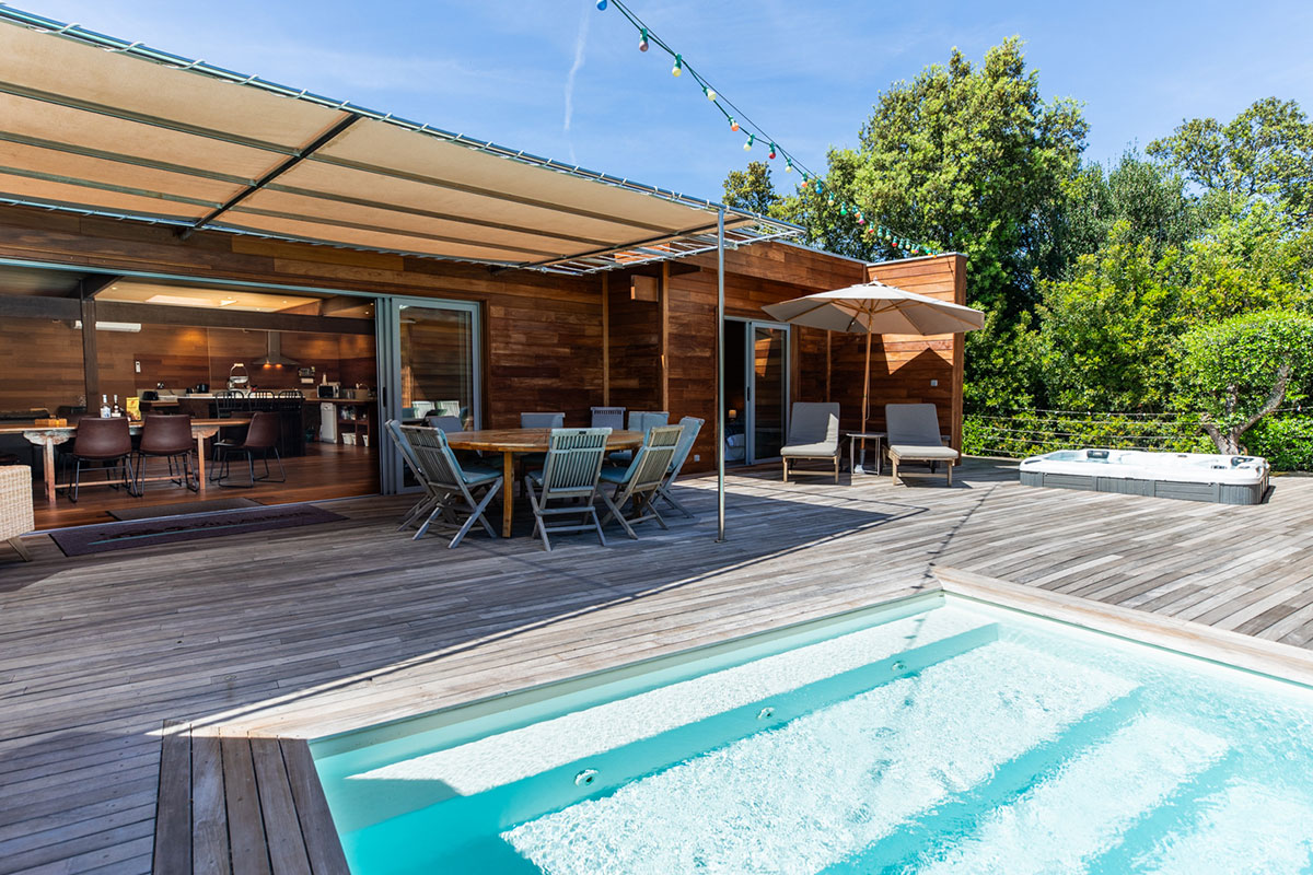 Vue de la villa et piscine à Palombaggia