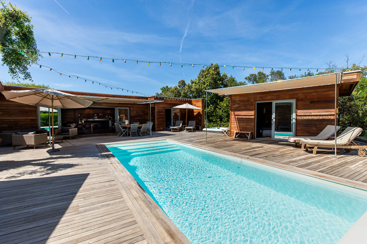 Vue de la villa et piscine
