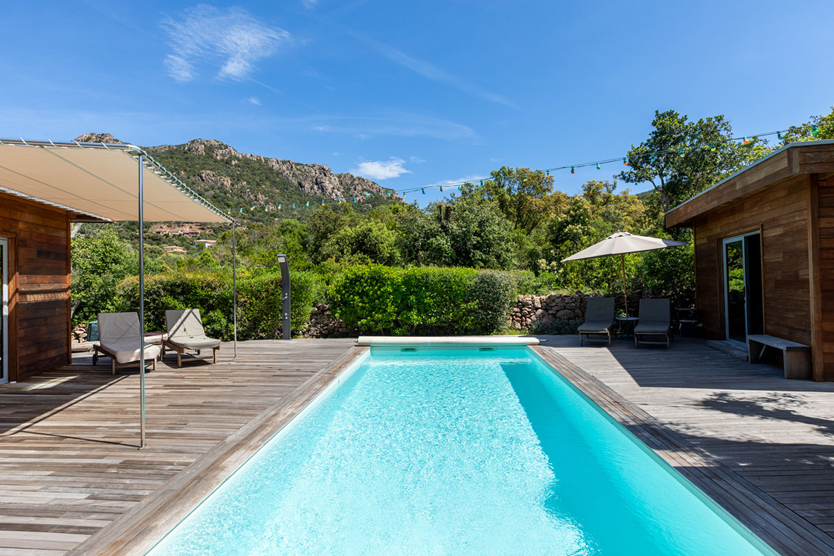 Piscine et terrasse de la villa du haut à Porto-Vecchio