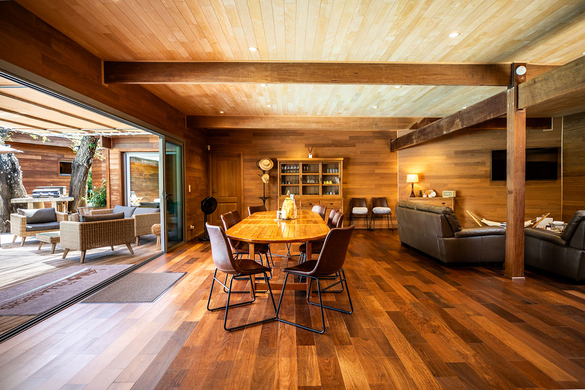 Salle à manger ouverte sur la terrasse