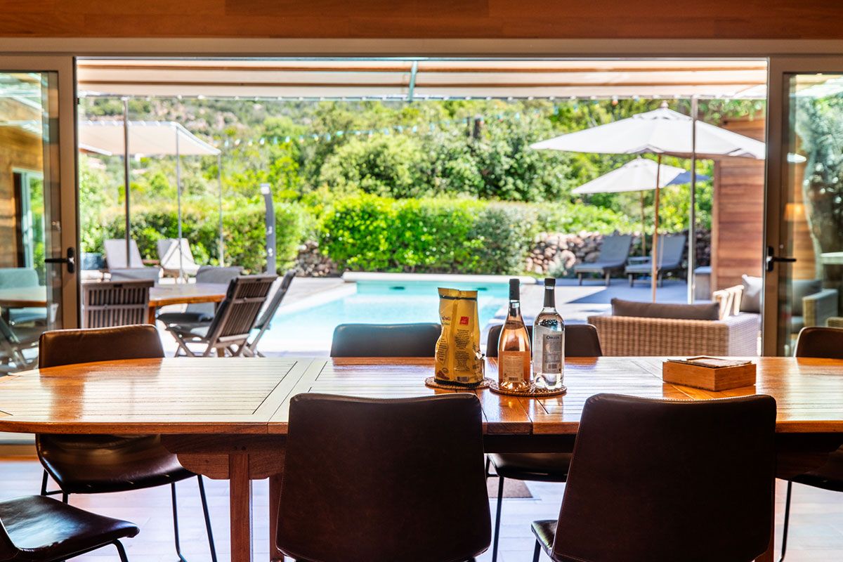 Salle à mange avec accès piscine